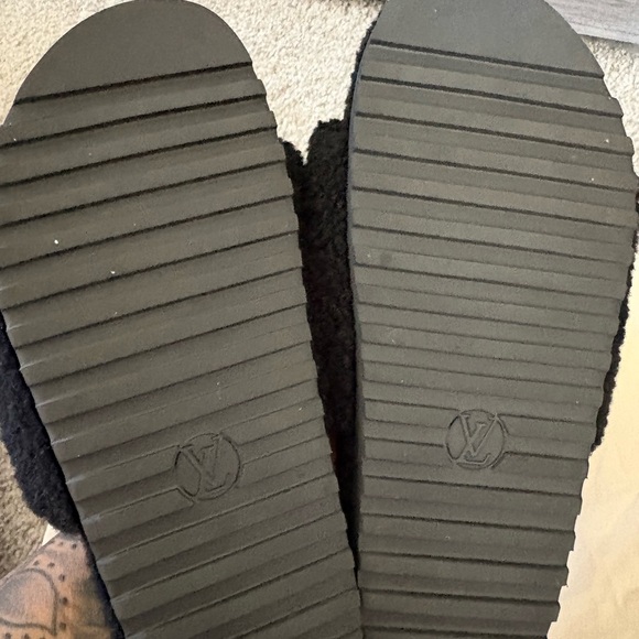 Louis Vuitton Black and Cream Logo Slides - Picture 3 of 3